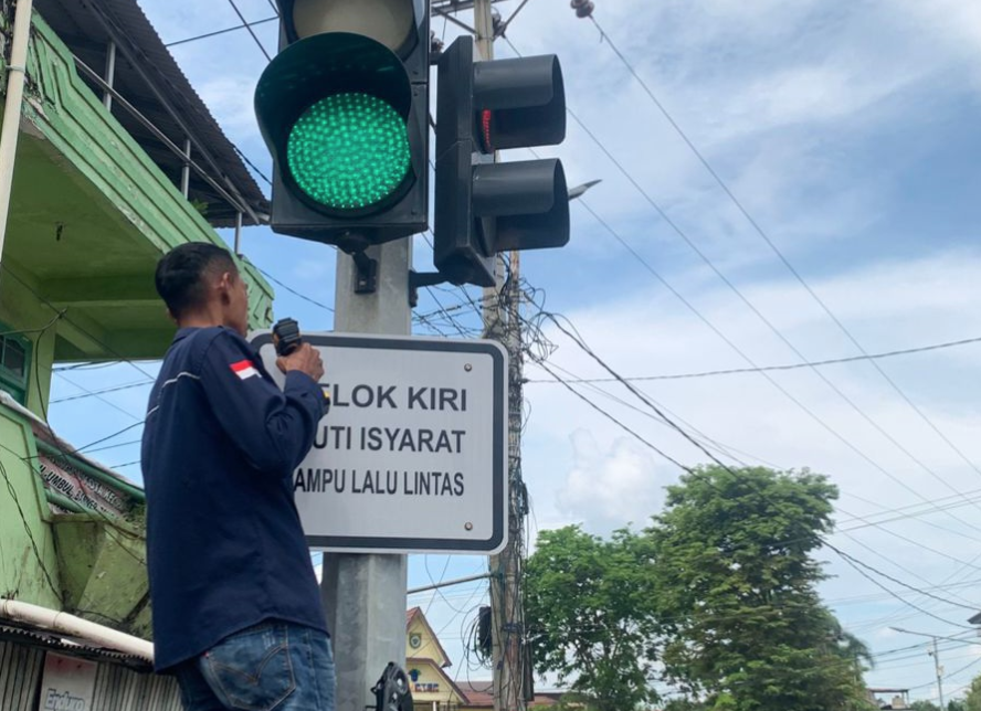 Kurangi Risiko Kecelakaan, Rambu Lalu Lintas di Balangan Diganti
