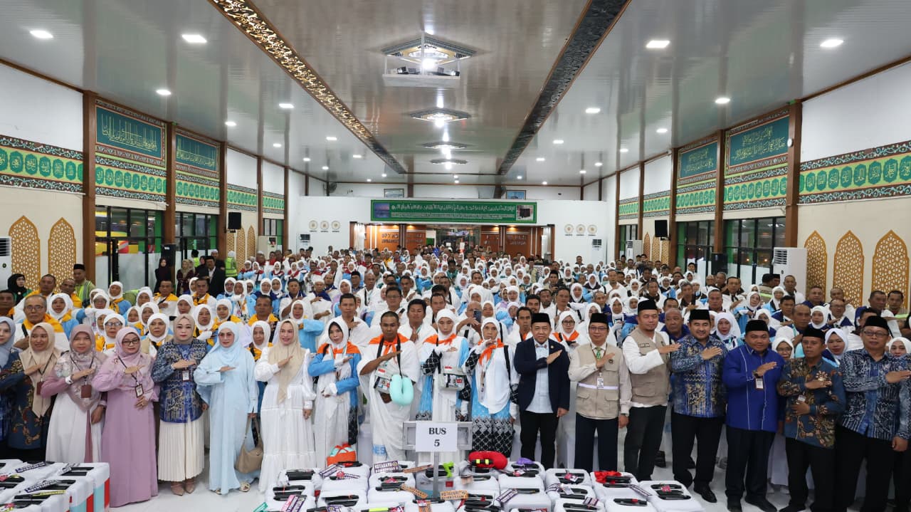 356 Jemaah Haji Kloter BDJ 13 Tanah Bumbu Resmi Diberangkatkan ke Tanah Suci