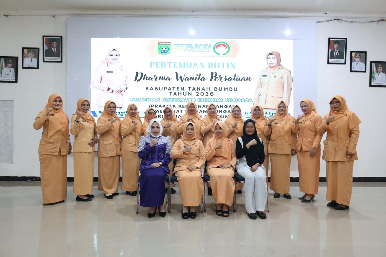 DWP Tanah Bumbu Tingkatkan Kreativitas Anggota Lewat Kerajinan Bunga