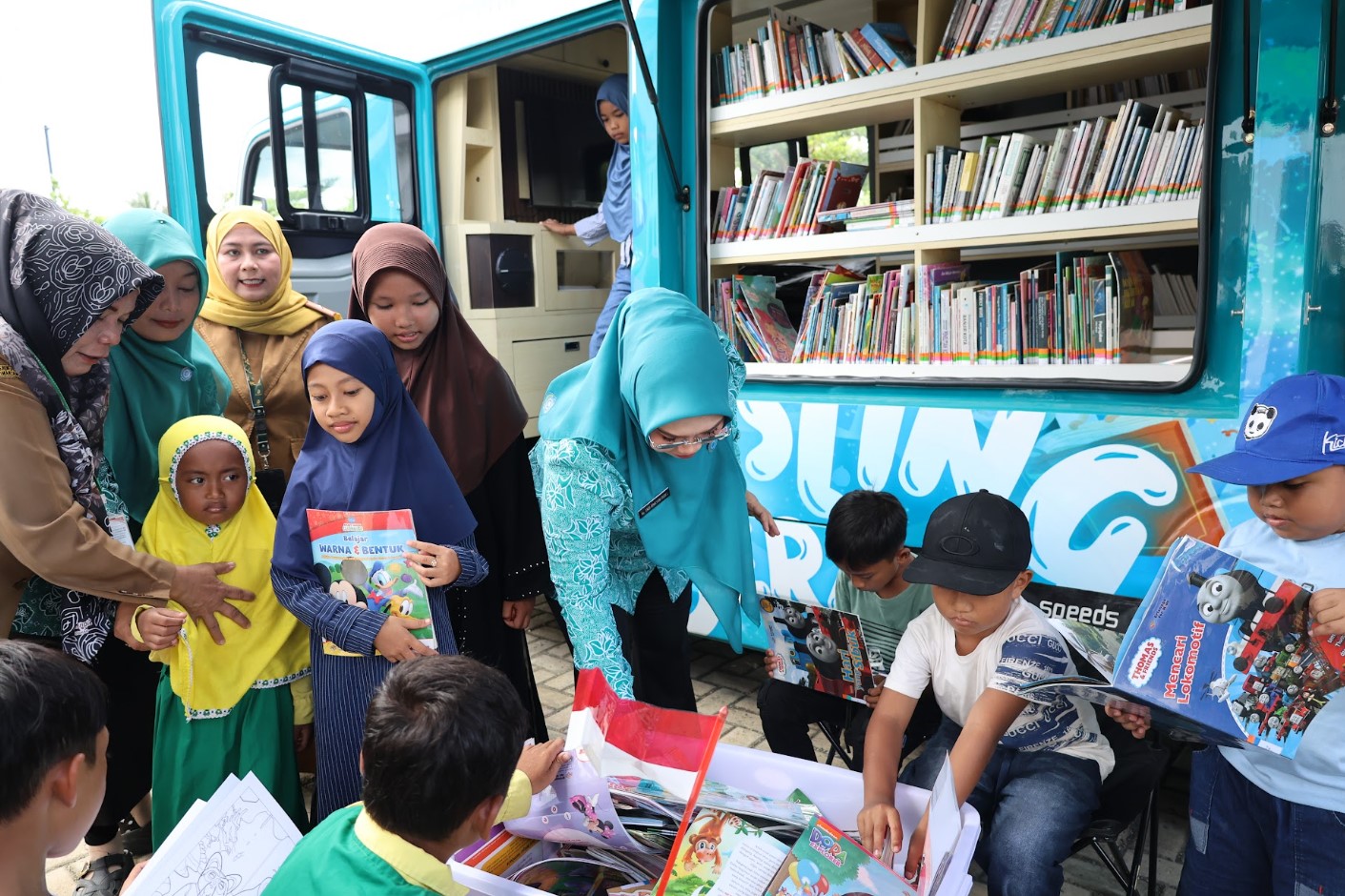 Bunda Literasi Tanah Bumbu Dorong Budaya Baca Lewat Perpustakaan Keliling di PAAREDI