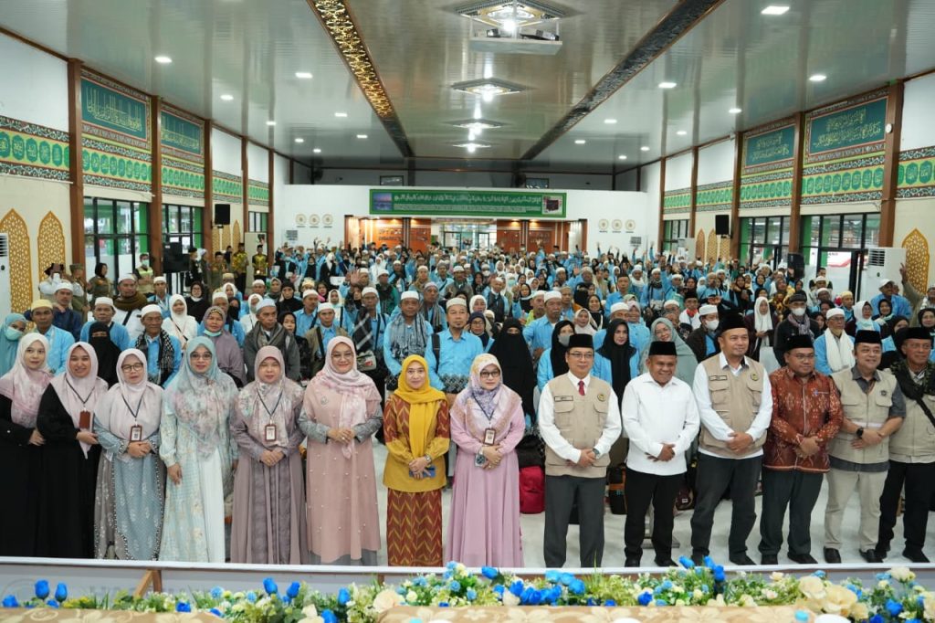 Sekda Tanah Bumbu Sambut Kepulangan Jamaah Haji Kloter 13 di Debarkasi Banjarmasin
