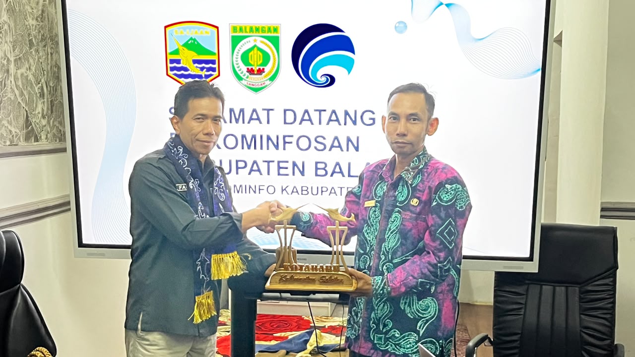 Diskominfosan Balangan Jalin Sinergi dengan Diskominfo Kotabaru Tingkatkan Publikasi Pemerintah