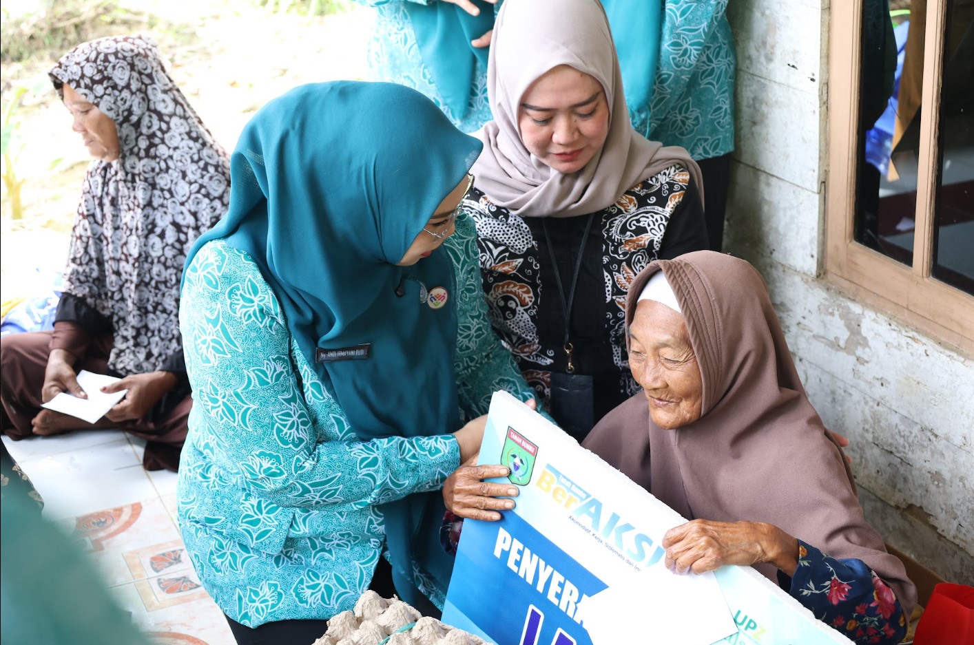 Kolaborasi TP PKK Tanah Bumbu–Bank Kalsel Hadirkan Bantuan Sosial untuk Warga Karang Bintang