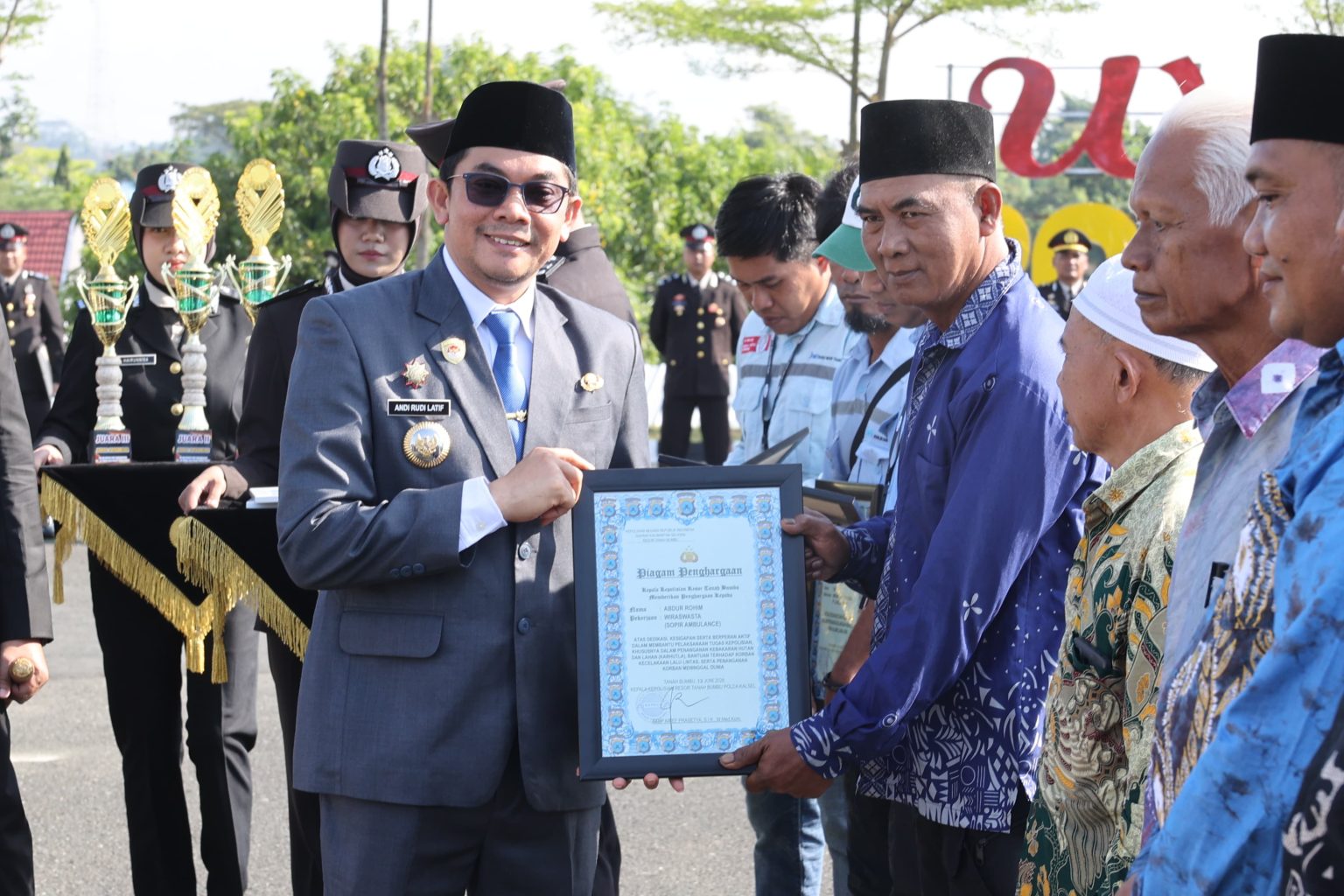 HUT Bhayangkara Ke-80, Relawan Kemanusiaan Terima Penghargaan dari Bupati Tanah Bumbu