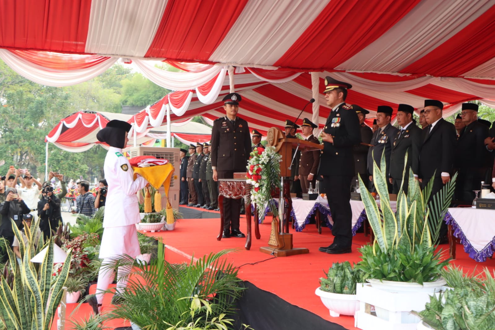 Penurunan Bendera HUT ke-81 RI di HST, Kapolres Ajak Warga Perkuat Persatuan