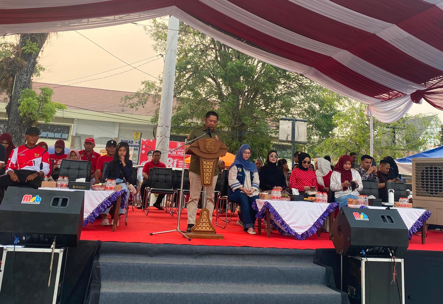 KNPI HST Gelar Panjat Pinang, Ribuan Warga Padati Lapangan Dwi Warna