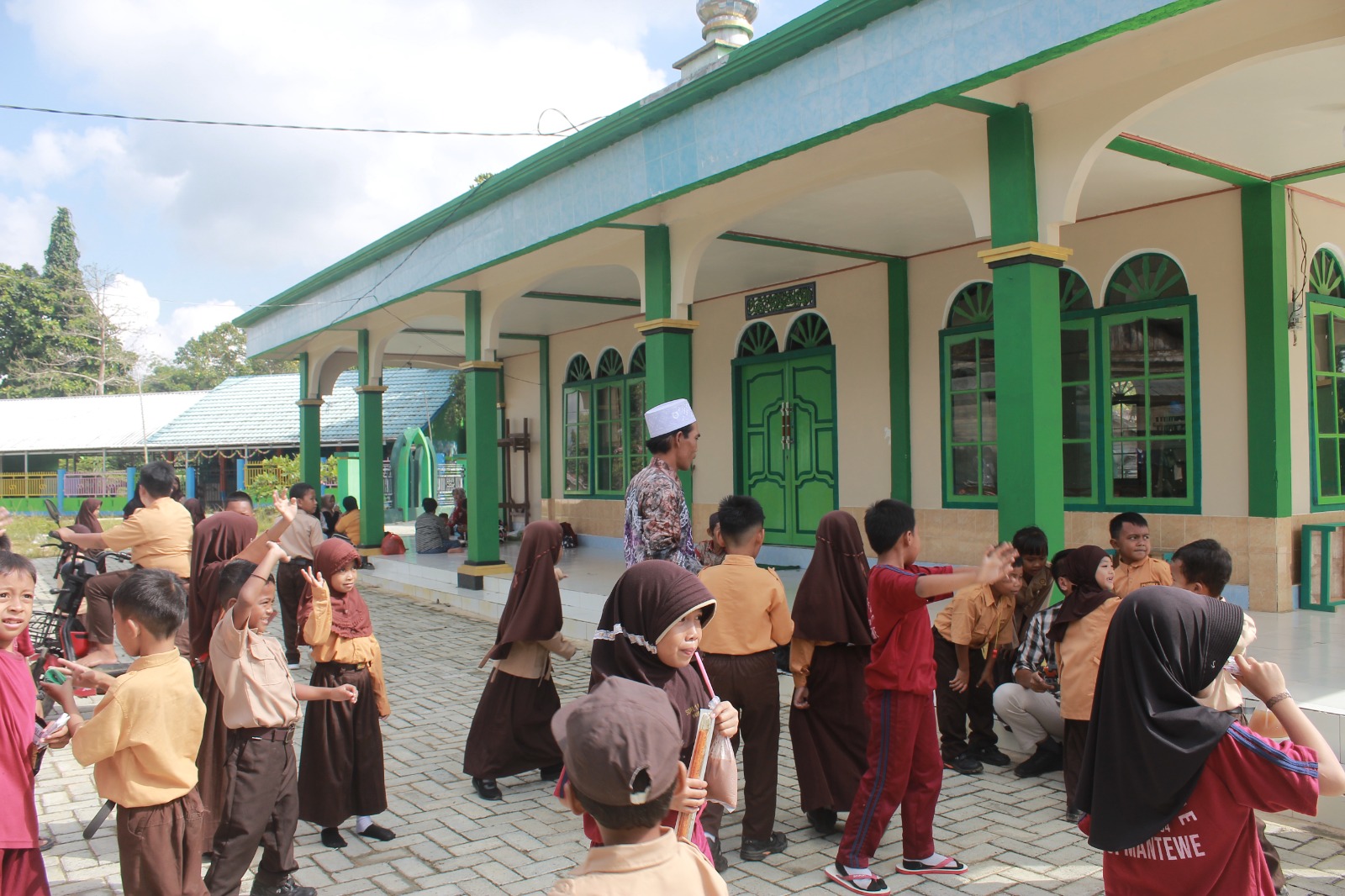 Halaman Masjid An Nur Dipaving, Warga Mantawakan Mulia Rasakan Manfaatnya