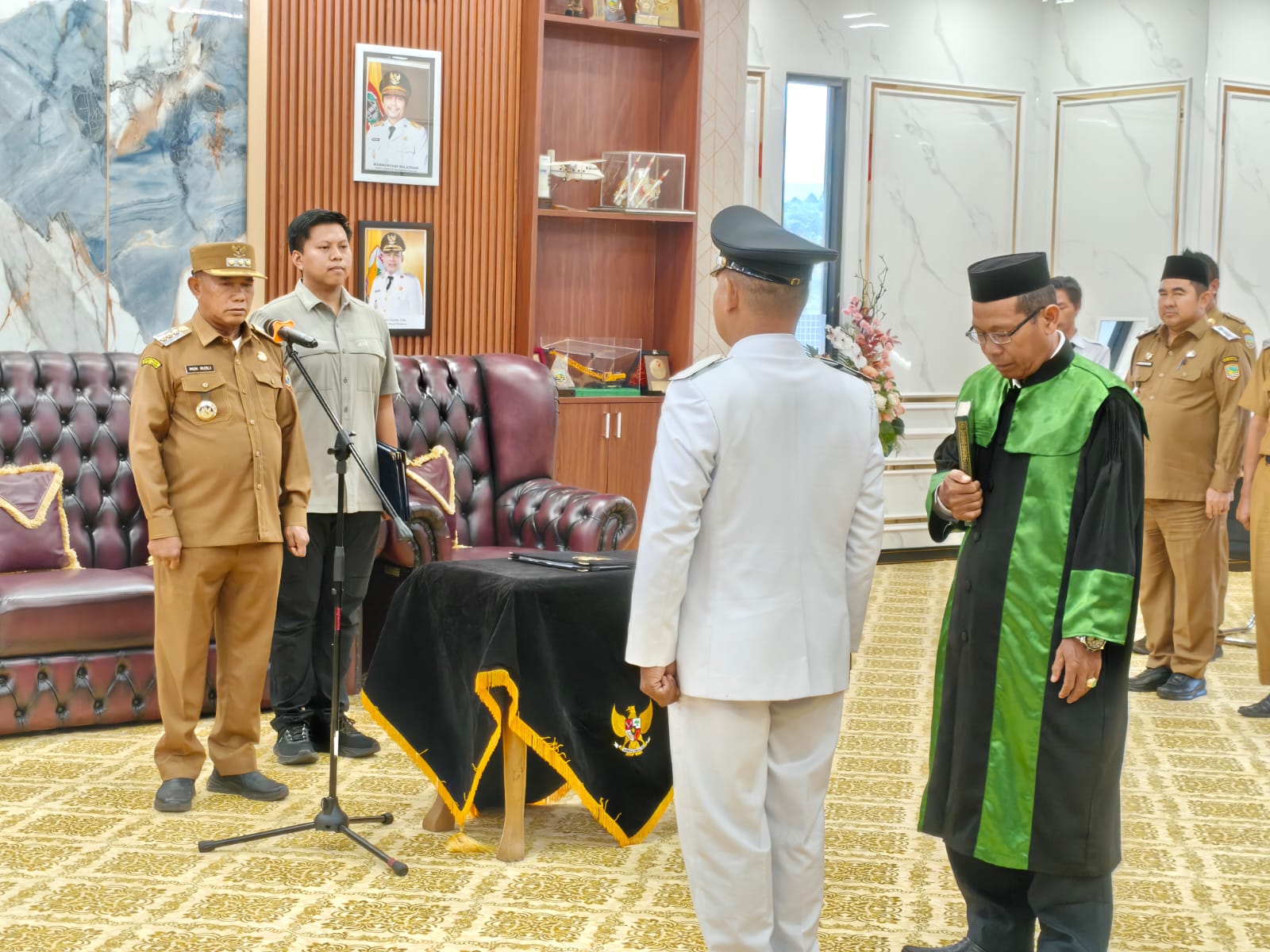 Asrul Resmi Jabat Kepala Desa Antar Waktu Kalian, Bupati Kotabaru Tekankan Amanah