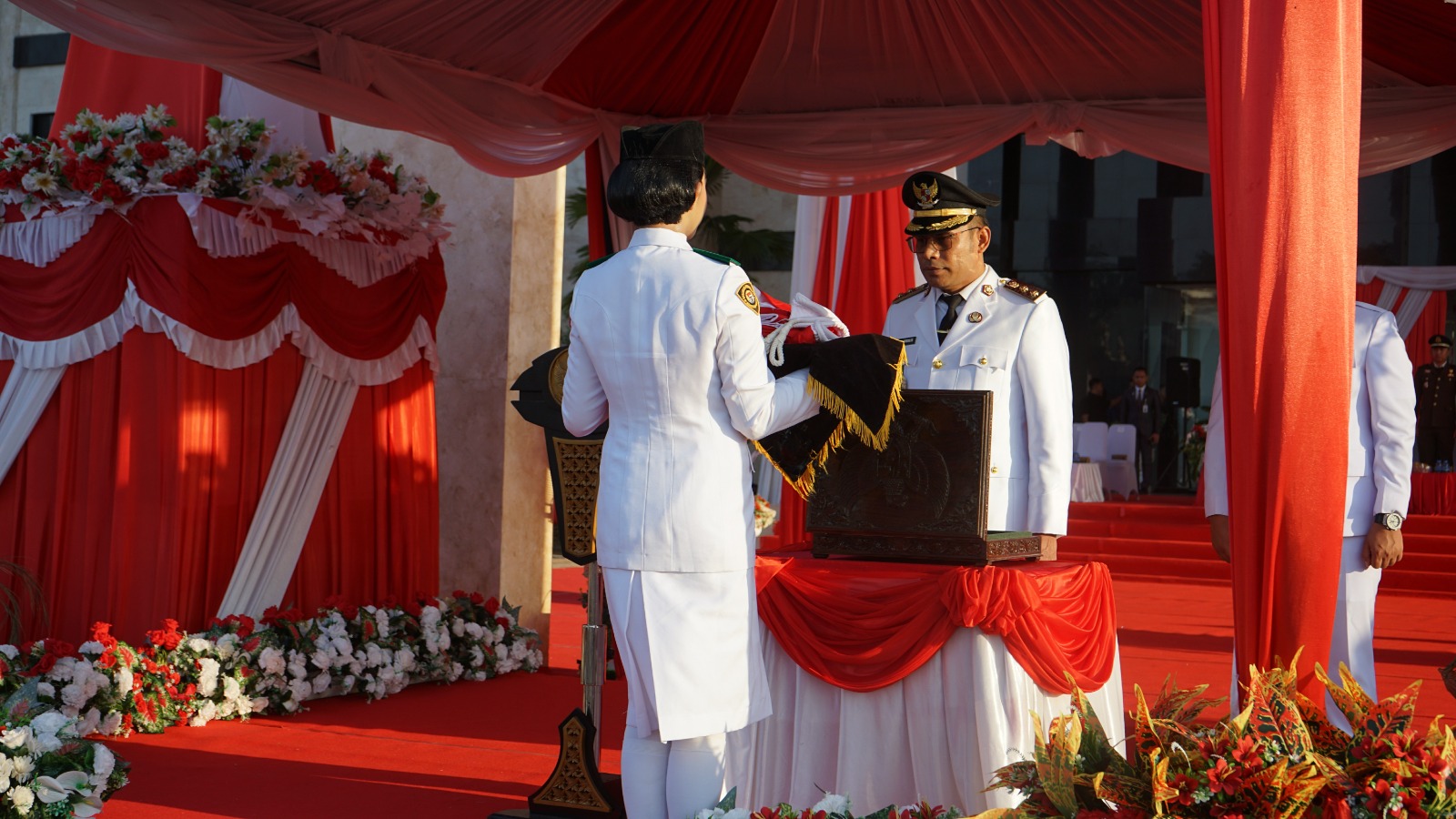 Penurunan Bendera HUT ke-81 RI di Kotabaru Berlangsung Khidmat, Syairi Apresiasi Paskibraka