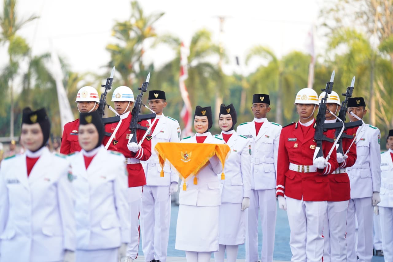 Upacara Penurunan Bendera HUT RI di Tanah Bumbu Berlangsung Khidmat, Bupati Apresiasi Petugas