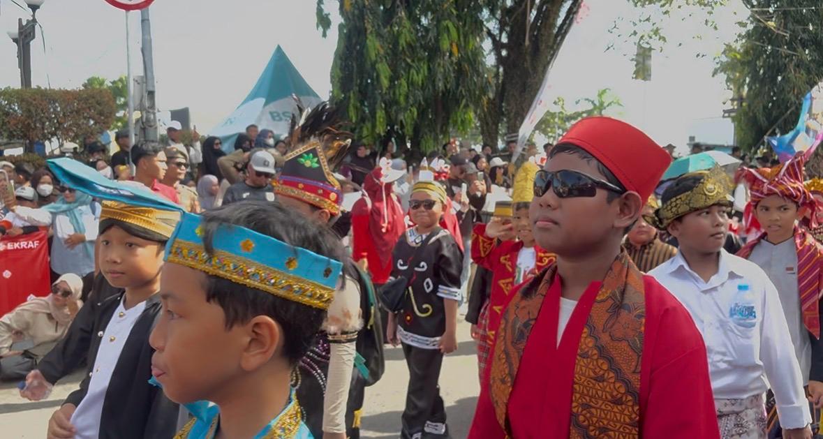 Karnaval Kreativitas HUT ke-81 RI di Kotabaru Tampilkan Budaya hingga Replika Pembangunan