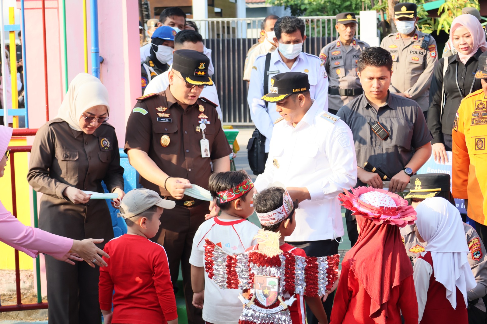 Asap Karhutla Memburuk, Pemkab Batola Bagikan Masker ke Warga dan Pelajar