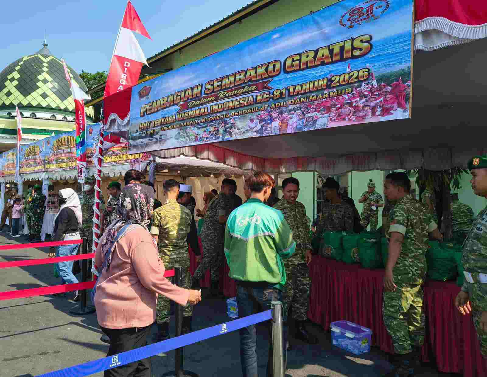 Korem 101/Antasari Gelar Bazar Murah, Bagikan 1.300 Paket Sembako Jelang HUT TNI