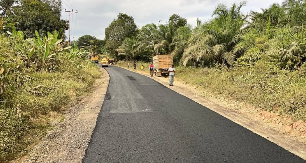 Dorong Ekonomi Perdesaan, Jalan Poros Desa Salaman Kintap Resmi Mulai Diaspal