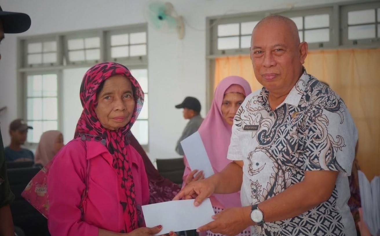 Ringankan Beban Warga Rentan, Pemkab HST Berikan Bansos kepada 38 Penerima
