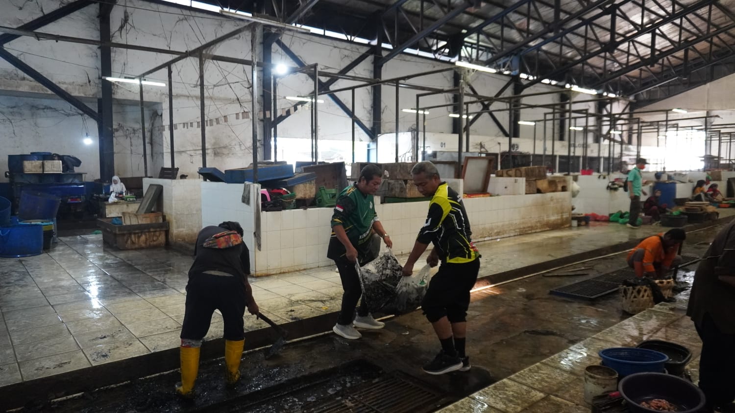 Pemkab HST Gotong Royong Bersihkan Kawasan Pasar Barabai, Fasilitas Umum Jadi Fokus