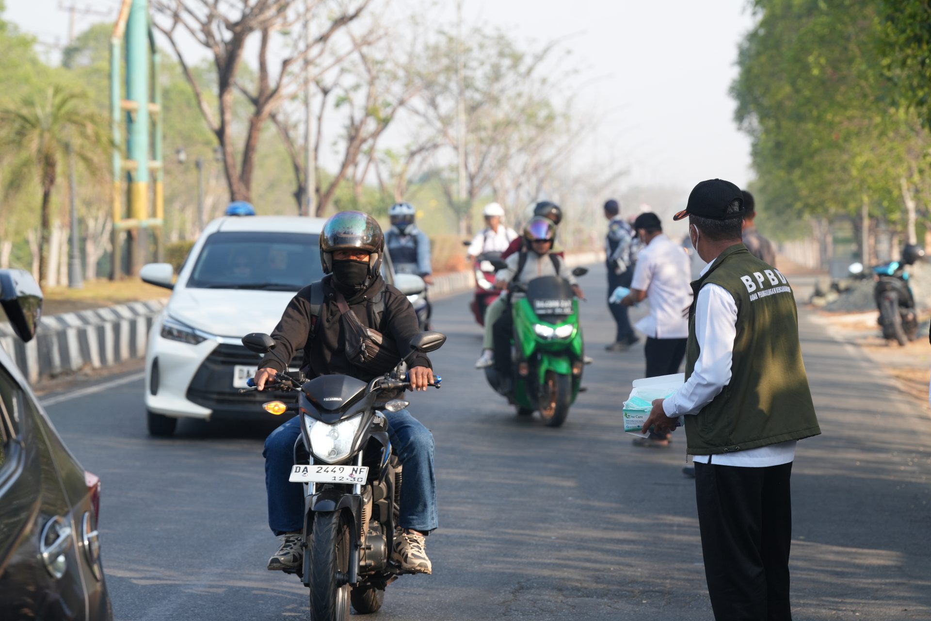 Lindungi Warga dari Kabut Asap Karhutla, BPBD dan Dinkes Tanah Bumbu Bagikan Masker