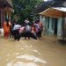 Kabar Siar-Proses evakuasi warga di Kelurahan Kandangan Barat oleh tim gabungan relawan dan BPBD HSS, Minggu (26/3/2023).